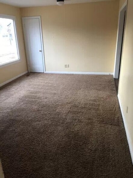 Building Photo - 950 N Old Manor Rd