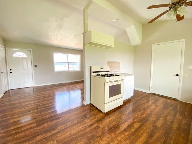 Building Photo - Spacious 3 Bedroom with Updated Kitchen - Vouchers Welcome