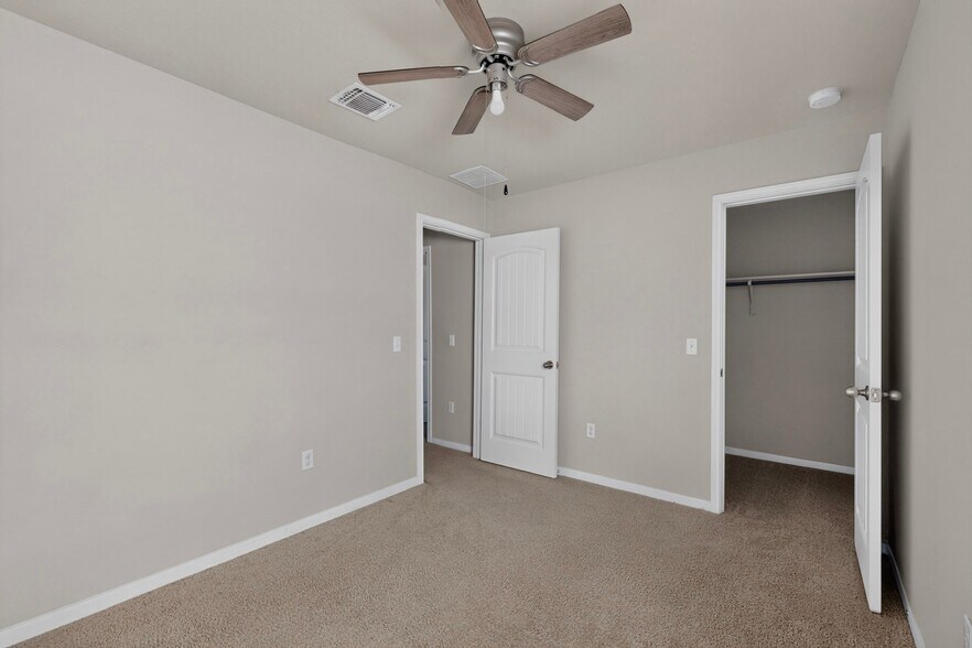 Building Photo - 402 Pentire Way