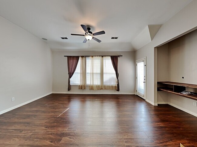 Building Photo - 818 Water Oak Dr