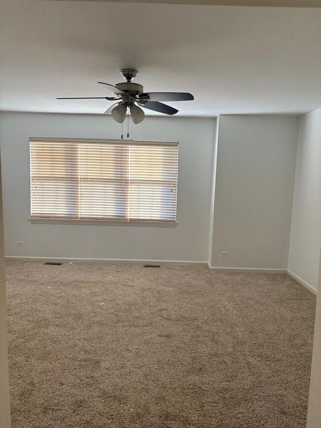 Building Photo - 610 Daisy Ln