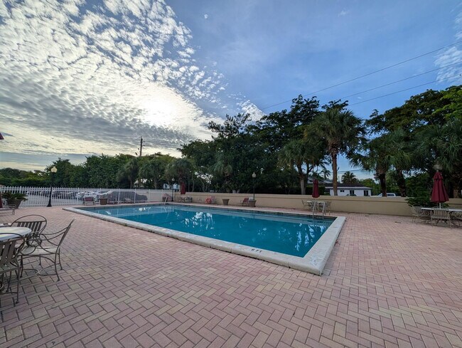 Building Photo - 1800 Sans Souci Blvd