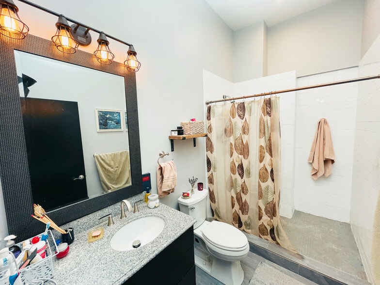 Building Photo - 444 Western Ave