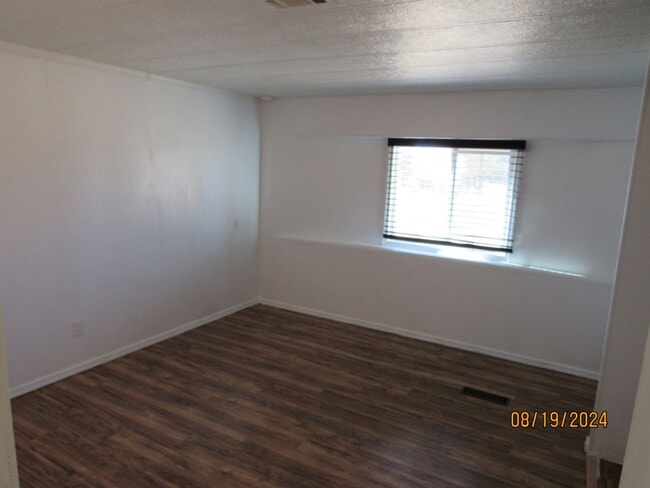 Building Photo - Cozy 2 Bedroom