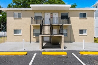 Building Photo - Updated 2-bedroom apartment in St. Petersburg offering 650 square feet of refreshed living space ...