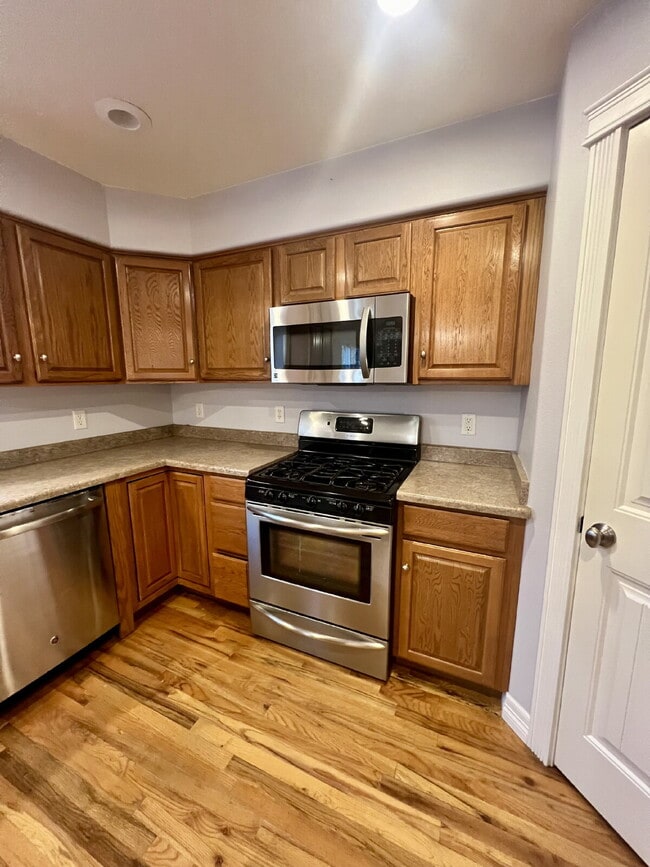 Building Photo - 3 Bedroom Townhome