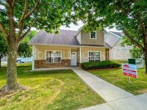 Building Photo - 3 Bedroom, 2.5 Bath  Corner lot Townhome i...
