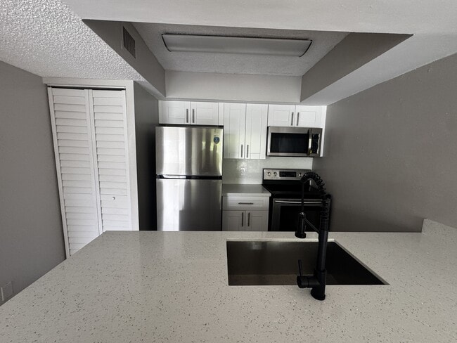 Primary Photo - 5780 Rock Island Rd