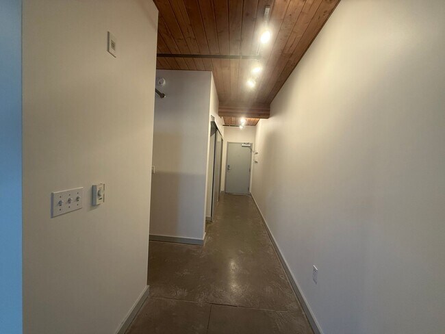 Building Photo - Veer Lofts Condominiums - South Lake Union