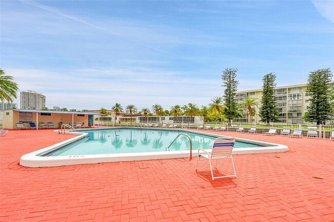 Building Photo - 2859 Leonard Dr