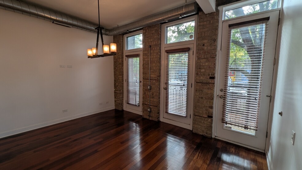 Primary Photo - 1222 W Hubbard St