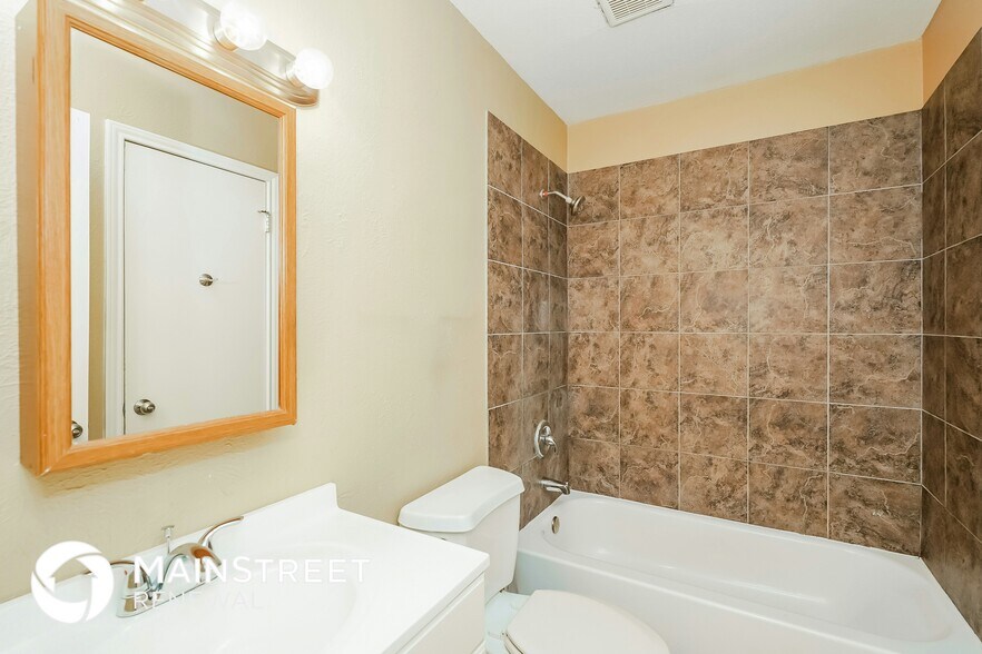 Building Photo - 728 Poe St