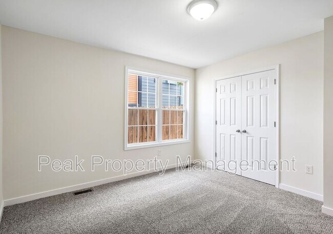 Building Photo - 819 Kinney St