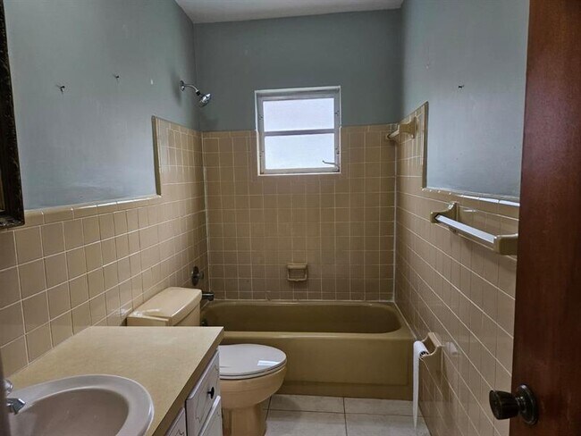 Building Photo - 7904 NW 70th Ct