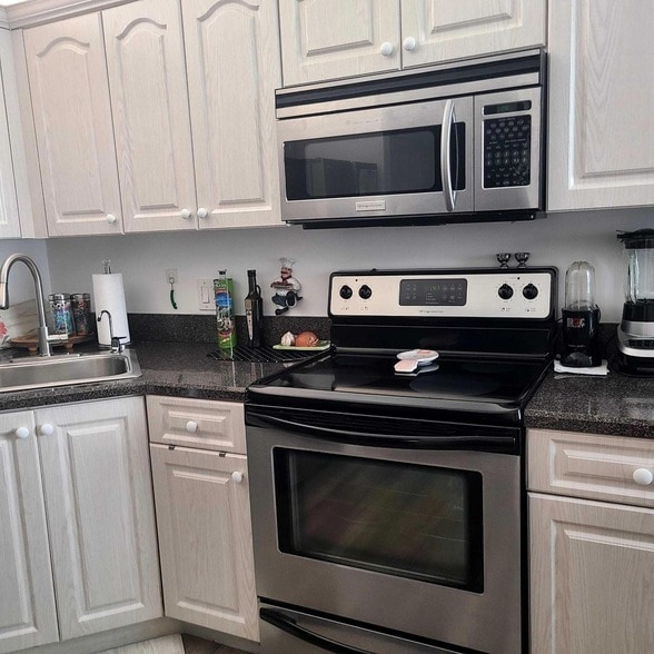 Building Photo - 5267 Europa Dr