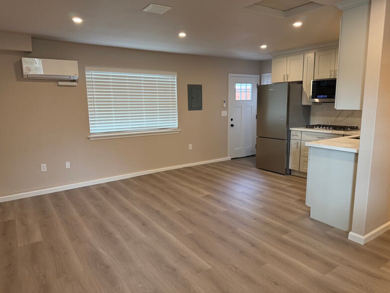 Building Photo - 1924 Camargo Dr