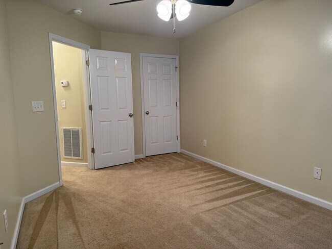 Building Photo - Wonderful Raleigh Townhome Convenient to I440 & I540, Huge Master Suite, Near Anderson Pointe Park!