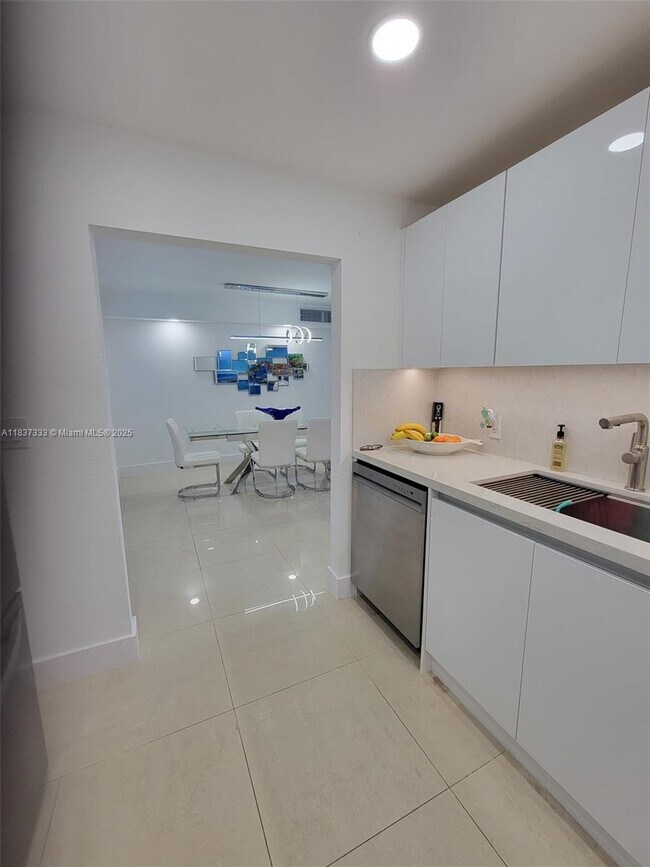 Building Photo - 5701 Collins Ave
