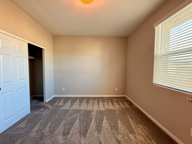 Building Photo - 3 BED 2.5 BATH 2 CAR GARAGE MODERN TOWNHOM...