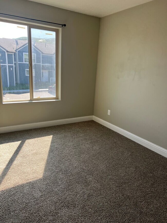 Building Photo - Newly Remodeled Townhome