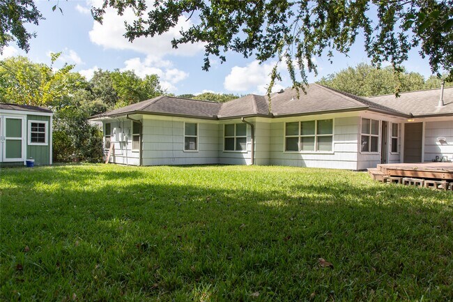 Building Photo - 8527 Greenbush St