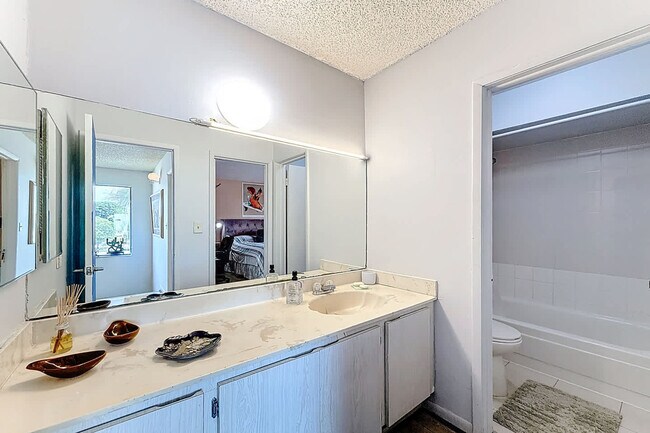 Building Photo - 693 NW 102 Pl