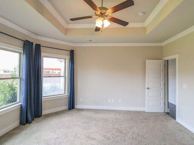 Building Photo - Great Location near Edgewater and Toyota F...