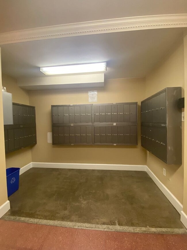 Building Photo - Beautiful apartment in Goose Hallow- Prime...
