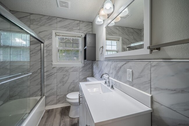 Building Photo - 1155 Greenbrier Dr