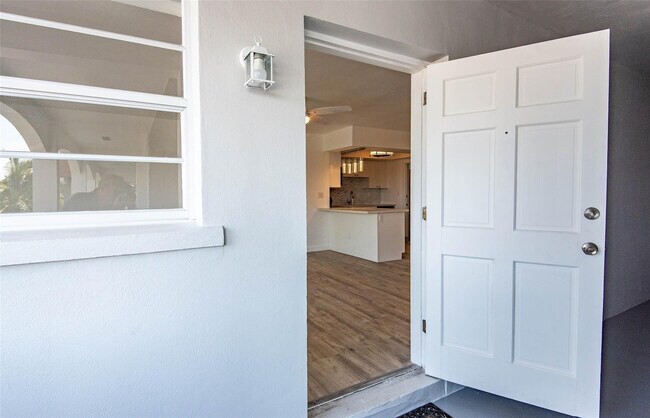 Building Photo - 651 Pine Dr