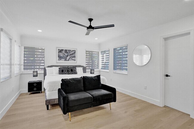 Building Photo - 725 Harrison St