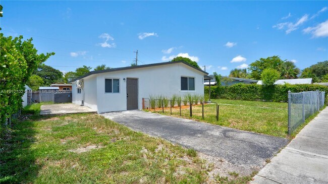 Building Photo - 3331 NW 8th Pl