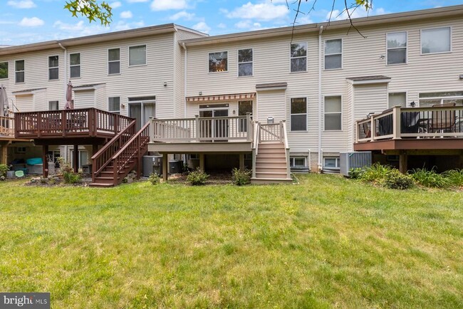 Building Photo - 805 Thicket Ct