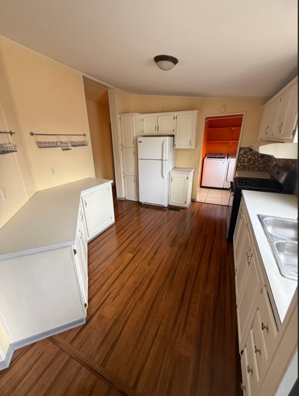 Building Photo - 554 Sanford Ave