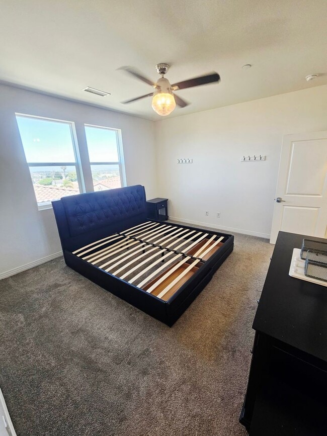 Building Photo - Gorgeous Stand Alone Town Home / Rolling Hills Golf Club is your Back Yard