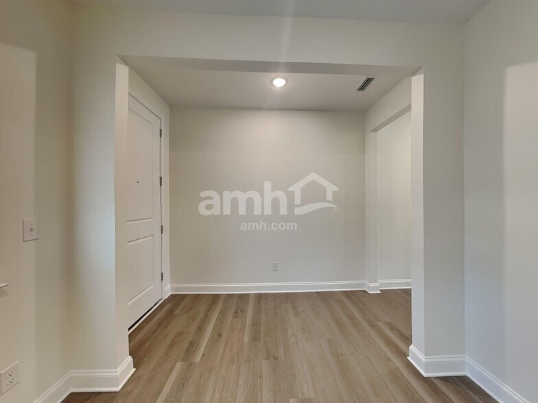 Building Photo - 3460 Lincoln Hts Ln