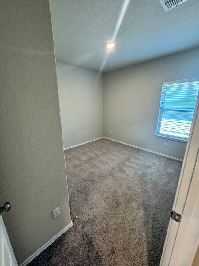 Building Photo - Move-In Ready Modern 4-Bedroom 2 Bath Home in South SA Near Palo Alto College