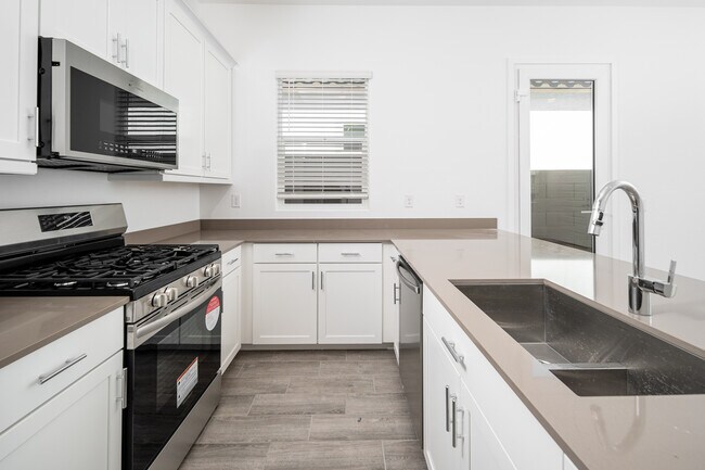 Building Photo - 3260 W Peak View Rd