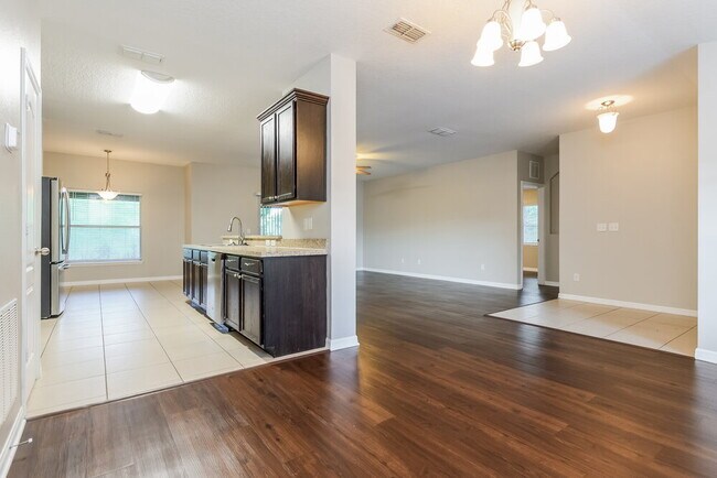 Building Photo - 13307 Tamarack Blvd