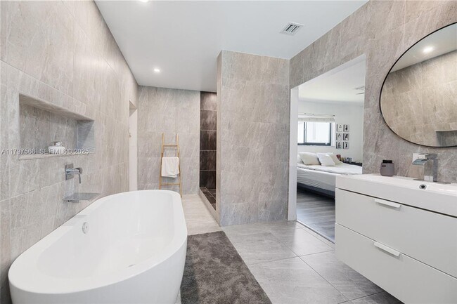 Building Photo - 20375 NE 22nd Pl