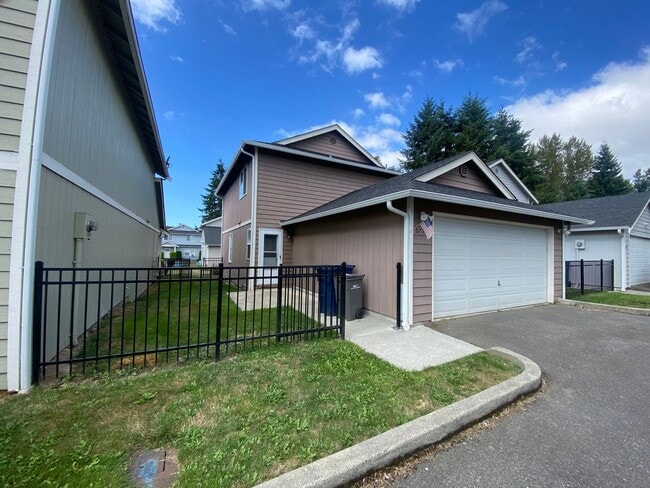 Building Photo - Special:2 weeks free! Remodeled 3bd, 2.5ba...