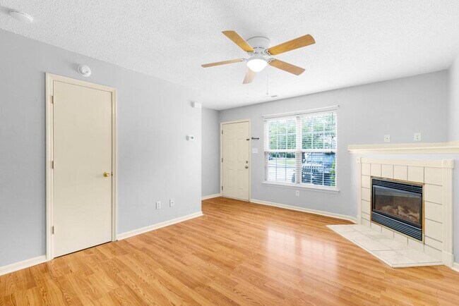Building Photo - 402 Meadowbrook Ln