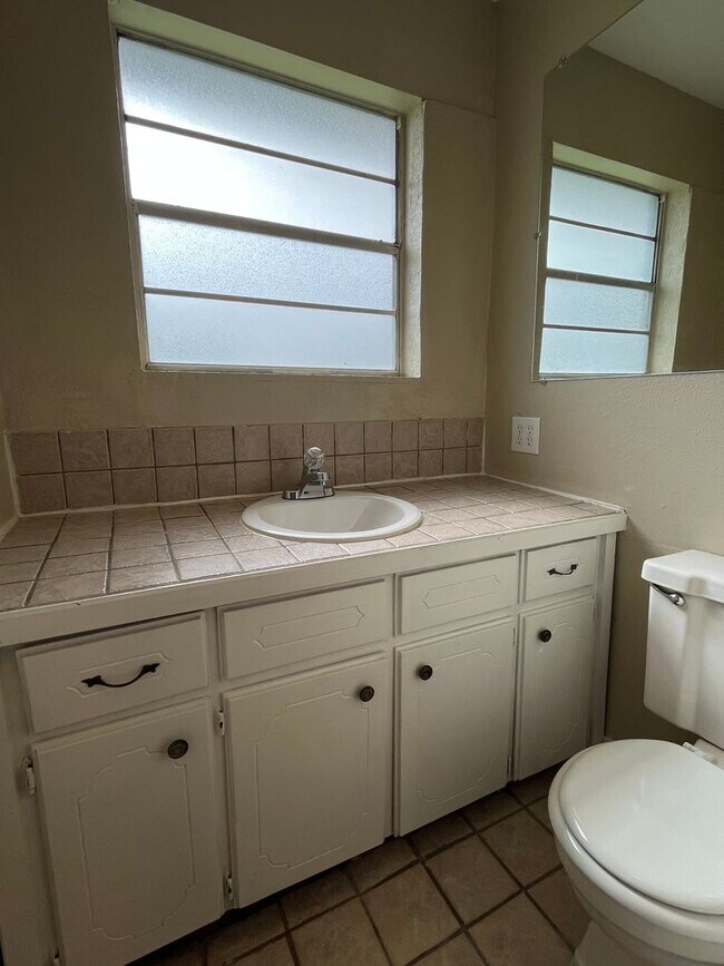 Building Photo - 3 Bedroom 2 Bathroom House!