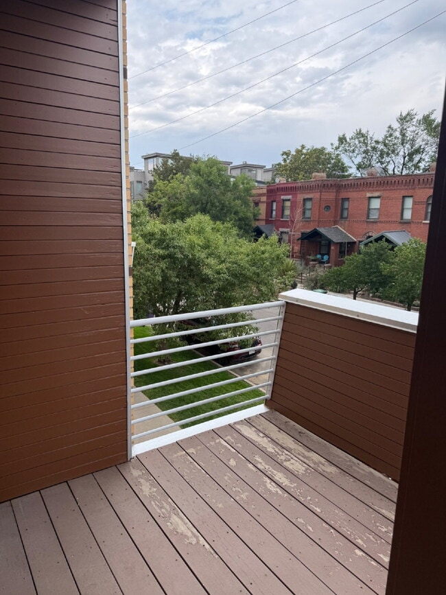Building Photo - "Spacious 3-Bedroom Townhouse Retreat in Vibrant Denver with 2.5 Baths – 2047 Sq Ft of Modern Liv...