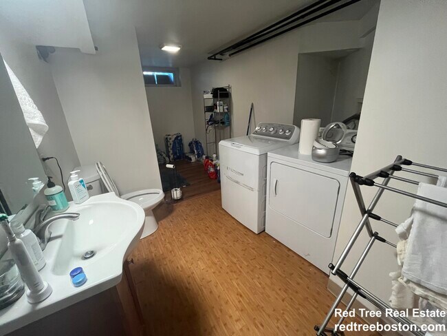 Building Photo - 17-19 Putnam Ave. Unit 17A
