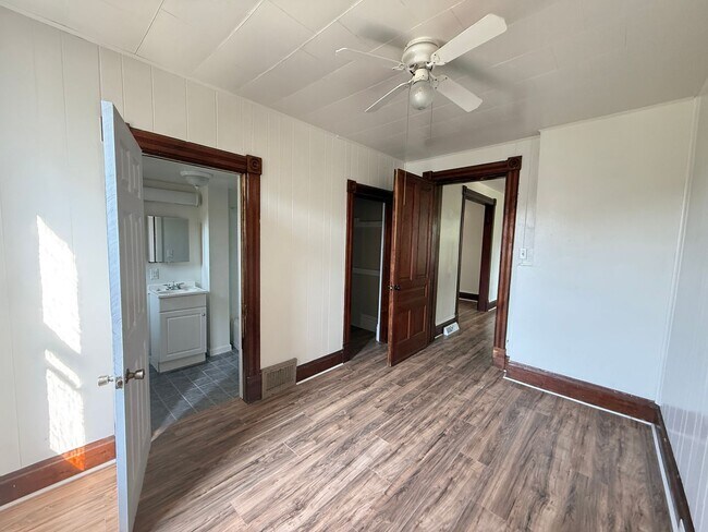 Building Photo - 306 N Elm Ave