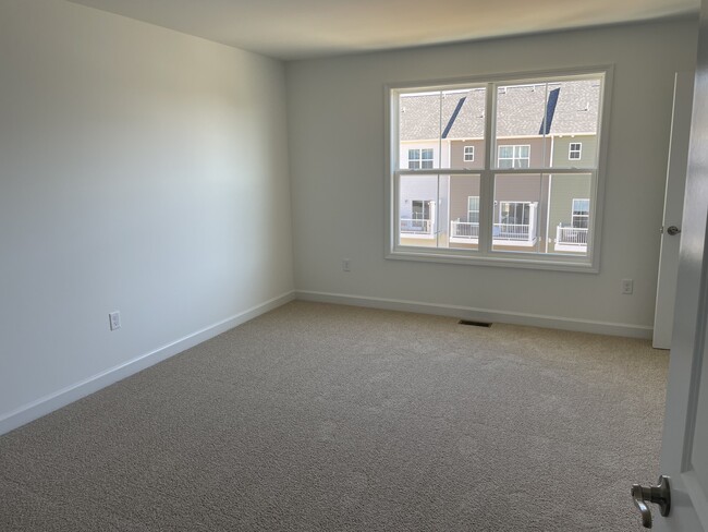 Bedroom w/en-suite bath - 200 Colony Ave