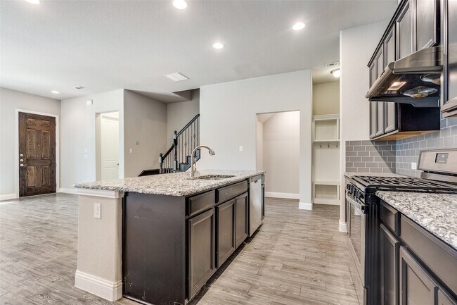Building Photo - 616 Club Dr
