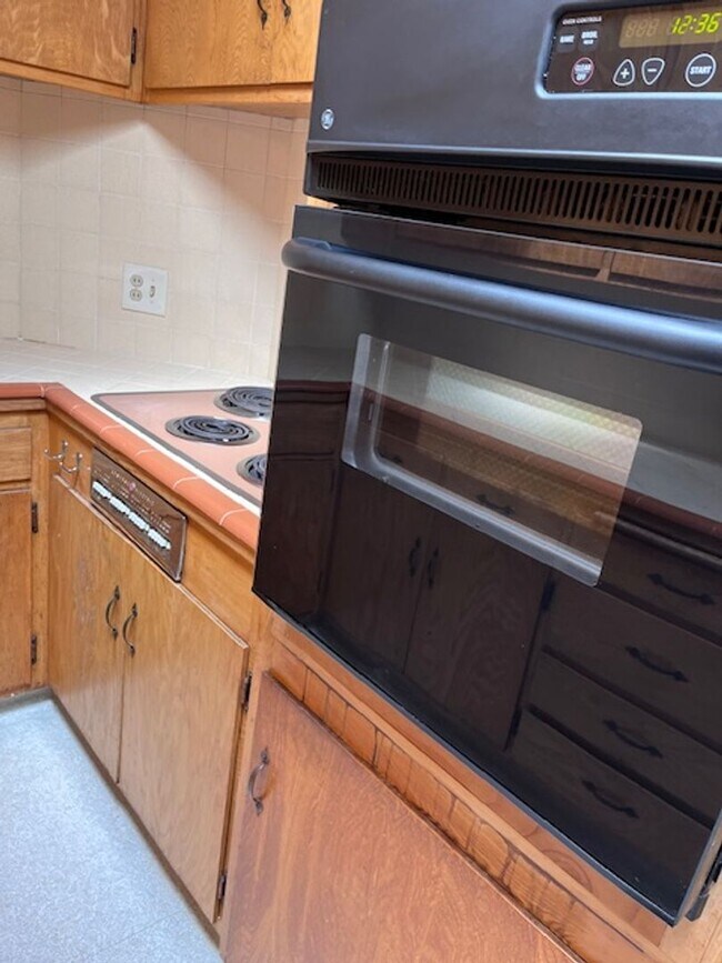 Building Photo - 5428 Claremont Ave