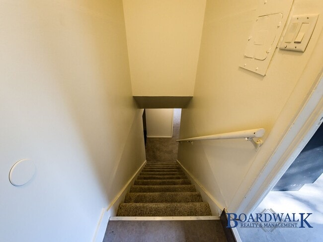 Building Photo - Spacious 4-Bed Home with Basement & Covered Patio